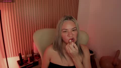 Marian Love  online show from February 6, 2025, 10:48 am