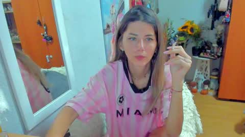 Snapshot of marie_marie03 chatting on September 18, 2025, 5:53 am Marie   online show from September 18, 2025, 5:53 am