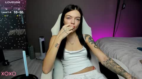 Snapshot of mariella__adams chatting on October 17, 2025, 1:25 pm Maria  online show from October 17, 2025, 1:25 pm