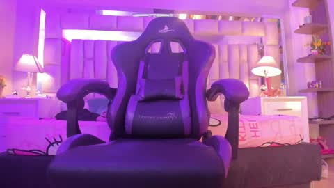 mariiahneedles online show from March 28, 2026, 2:55 am