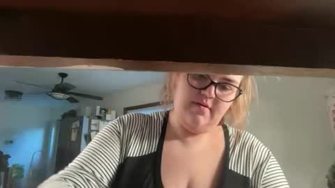 Snapshot of maroon_moon chatting on November 16, 2025, 10:04 pm maroon_moon online show from November 16, 2025, 10:04 pm