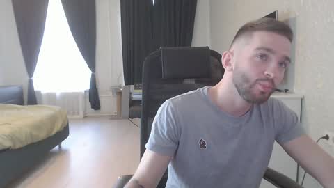 Snapshot of marselle_looker chatting on February 7, 2025, 7:18 am Marselle online show from February 7, 2025, 7:18 am