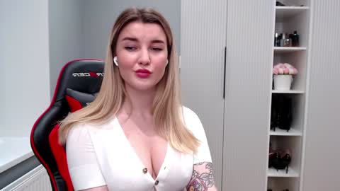 Snapshot of marti_lovely chatting on March 12, 2025, 12:42 am Marti online show from March 12, 2025, 12:42 am