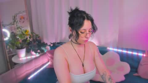 Snapshot of mary_radiant chatting on February 4, 2026, 2:17 am Mary online show from February 4, 2026, 2:17 am