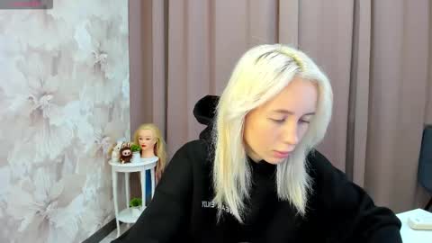 Snapshot of maryy_senn chatting on October 27, 2025, 2:37 am Luucy UTC1 Mon Tue Wed Thu Fri 0500-1130 online show from October 27, 2025, 2:37 am