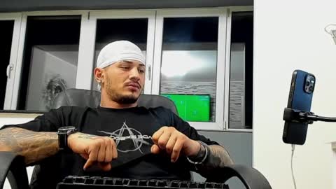 Snapshot of masterchris12 chatting on December 9, 2024, 12:12 am masterchris12 online show from December 9, 2024, 12:12 am