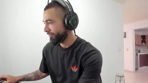 Matheus     online show from December 3, 2025, 9:13 pm