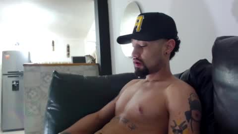 STRURIBE ON INSTAGRAM online show from December 17, 2024, 11:39 am