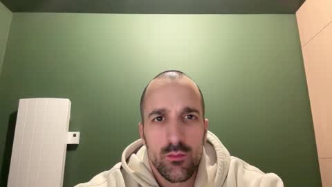 M online show from December 1, 2025, 11:43 pm