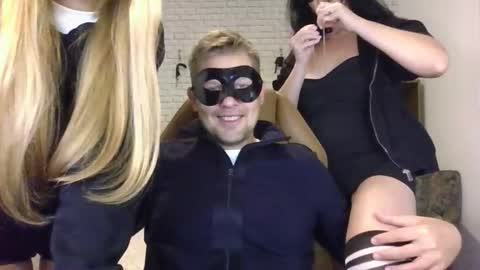 Max  Aliya online show from October 22, 2025, 8:25 am