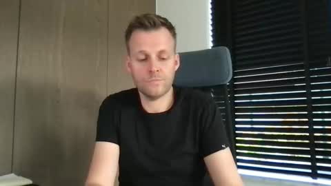 Max take off clothes online show from November 6, 2025, 8:48 am