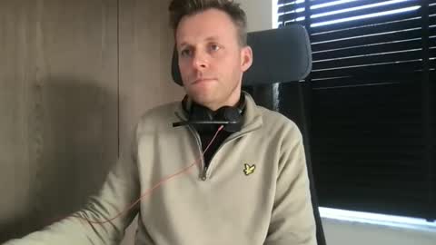 Max take off clothes online show from December 2, 2025, 10:20 am