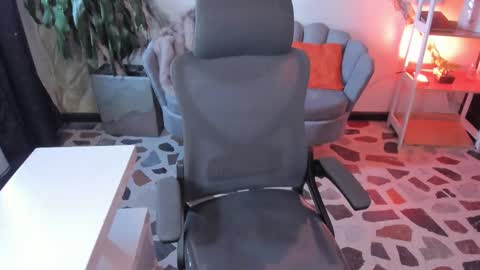 Maxine Minx online show from March 1, 2026, 1:02 pm