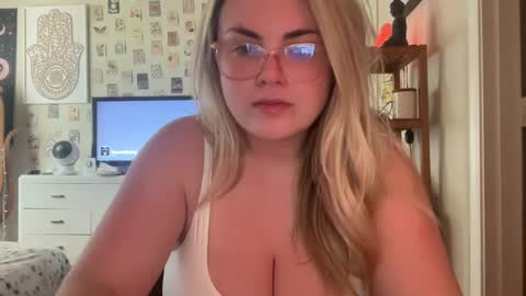 Snapshot of mayabellof chatting on December 9, 2024, 6:46 pm Maya Belle online show from December 9, 2024, 6:46 pm