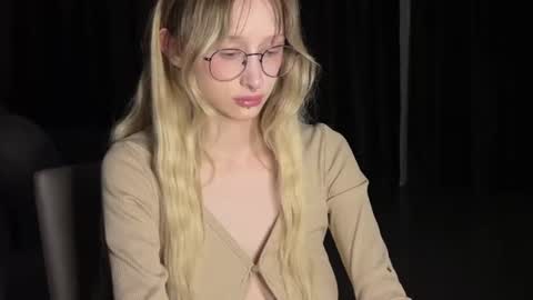 Snapshot of mayvi_cold chatting on June 23, 2026, 7:23 pm mayvi_cold online show from June 23, 2026, 7:23 pm