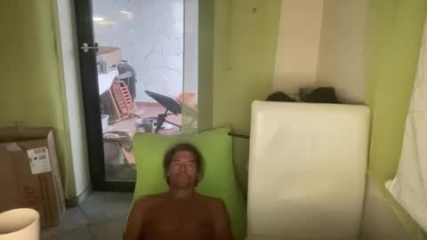 Snapshot of medeinoe chatting on October 6, 2025, 5:27 am medeinoe online show from October 6, 2025, 5:27 am