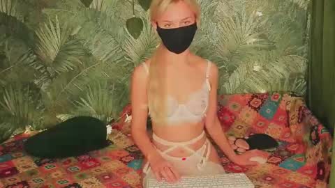Snapshot of meeeewmeeeeow chatting on October 24, 2025, 10:17 pm meeeewmeeeeow online show from October 24, 2025, 10:17 pm
