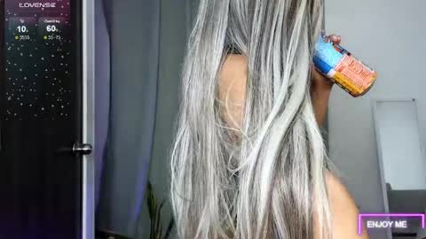 Snapshot of megan_rl chatting on May 28, 2026, 8:44 am Megan online show from May 28, 2026, 8:44 am