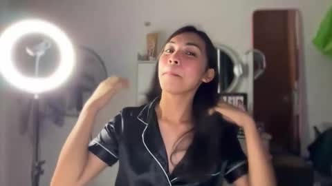 Snapshot of meiluxe chatting on April 13, 2026, 12:21 pm meiluxe online show from April 13, 2026, 12:21 pm