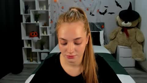 MelanieAlves online show from November 5, 2025, 6:30 pm