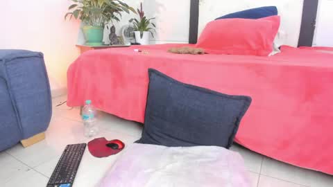 melaniie_roussel online show from May 27, 2026, 1:57 am