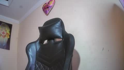 melany online show from April 12, 2026, 3:33 am