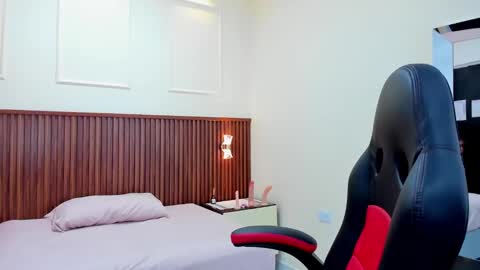 M E L I N A  online show from March 1, 2025, 7:37 pm