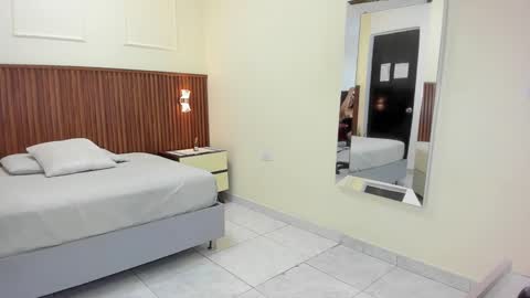 M E L I N A  online show from September 15, 2025, 9:04 pm