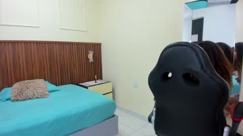 M E L I N A  online show from October 1, 2025, 7:31 pm