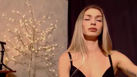 mell_chik online show from December 4, 2025, 9:45 pm