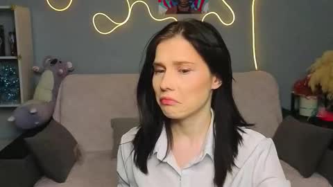 mellhyees online show from February 5, 2026, 5:17 pm