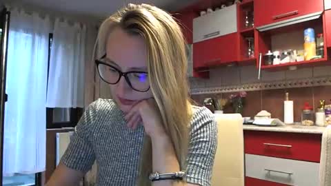 Melly online show from September 17, 2025, 6:15 am