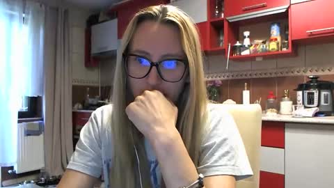 Melly online show from September 19, 2025, 6:26 am