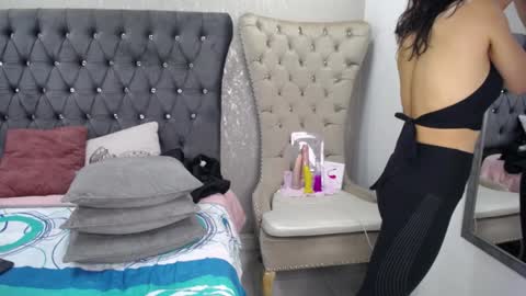 Snapshot of melodiroux_ chatting on January 31, 2025, 1:23 pm Melodi online show from January 31, 2025, 1:23 pm