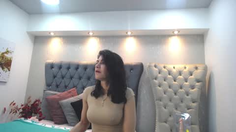 Snapshot of melodiroux_ chatting on February 5, 2025, 12:06 pm Melodi online show from February 5, 2025, 12:06 pm