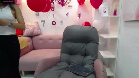 Snapshot of melodiroux_ chatting on February 16, 2025, 12:54 pm Melodi online show from February 16, 2025, 12:54 pm