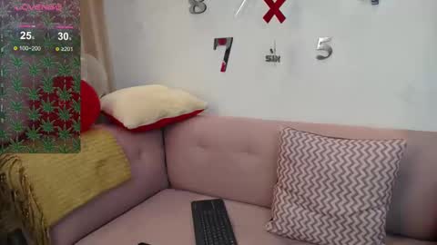 Snapshot of melodiroux_ chatting on February 16, 2025, 4:10 pm Melodi online show from February 16, 2025, 4:10 pm