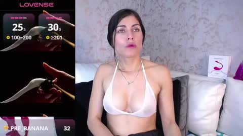 Snapshot of melodiroux_ chatting on February 26, 2025, 6:43 pm Melodi online show from February 26, 2025, 6:43 pm