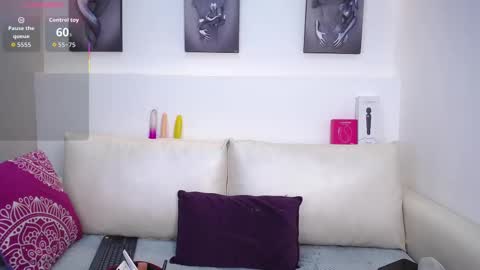 Snapshot of melodiroux_ chatting on September 21, 2025, 12:40 pm Melodi online show from September 21, 2025, 12:40 pm