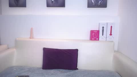 Snapshot of melodiroux_ chatting on November 23, 2025, 1:22 pm Melodi online show from November 23, 2025, 1:22 pm