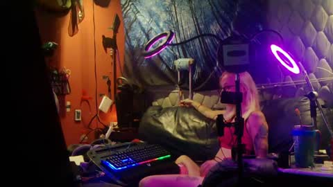 Snapshot of melonz42 chatting on May 31, 2026, 6:10 am MageLilly Hardluv online show from May 31, 2026, 6:10 am