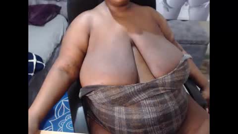 Snapshot of mency1980 chatting on November 4, 2025, 6:07 pm bigboobsass online show from November 4, 2025, 6:07 pm