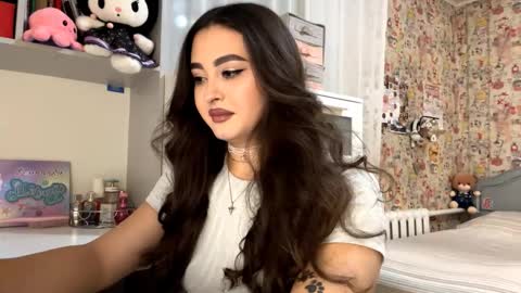 Enni online show from November 11, 2025, 6:41 pm