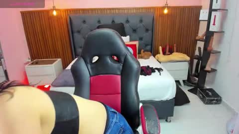 meylagia online show from December 2, 2025, 2:50 am