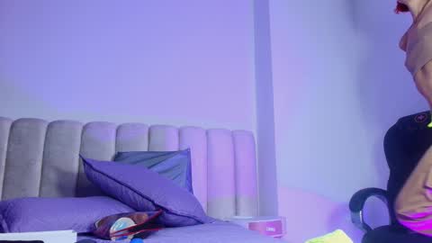 Emi online show from November 13, 2025, 7:24 pm