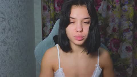 Mia online show from November 2, 2025, 4:04 am