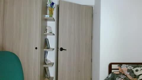 Mia online show from April 16, 2026, 3:51 am