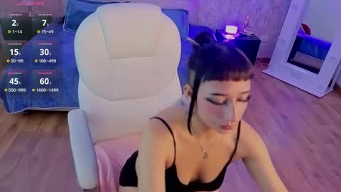 Snapshot of mia_bloom2 chatting on June 3, 2026, 7:44 am mia online show from June 3, 2026, 7:44 am