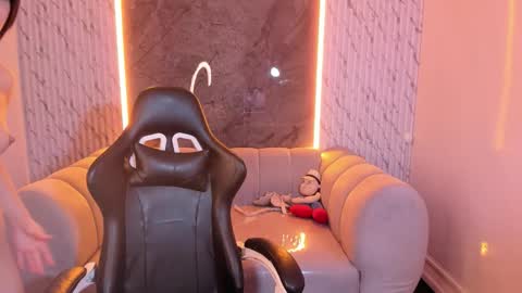 mia_collins_b online show from November 14, 2025, 1:10 pm