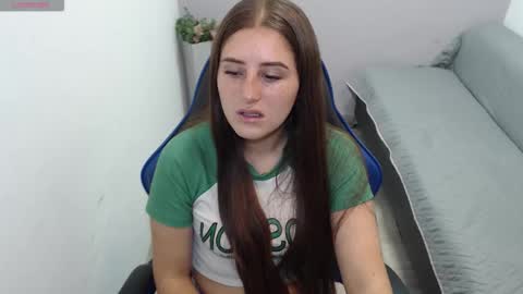 Mia online show from October 15, 2025, 1:33 pm